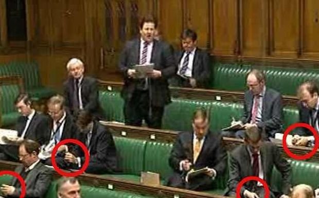 Μόνο με τα smartphones τους ασχολούνται οι βρετανοί βουλευτές [Εικόνα] | iefimerida.gr 0