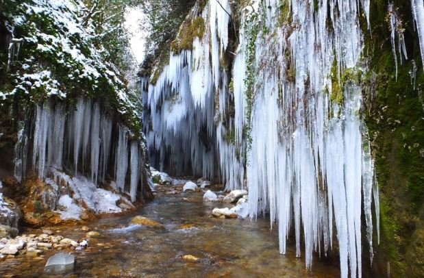 Κομψοτέχνημα! Πάγωσε το «Μικρό Πανταβρέχει» στον Τόρνο Ευρυτανίας [εικόνες & βίντεο]  | iefimerida.gr 1