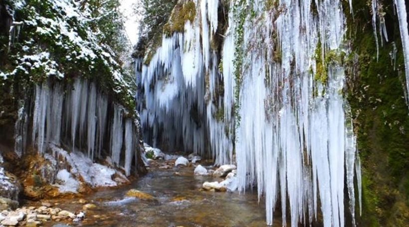 Κομψοτέχνημα! Πάγωσε το «Μικρό Πανταβρέχει» στον Τόρνο Ευρυτανίας [εικόνες & βίντεο]  | iefimerida.gr 0