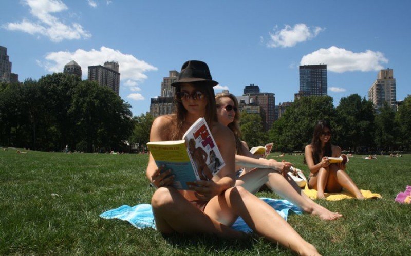 Η τόπλες λογοτεχνική λέσχη μοντέλων που κάνει «κατάληψη» στο Central Park [εικόνες]  | iefimerida.gr 0