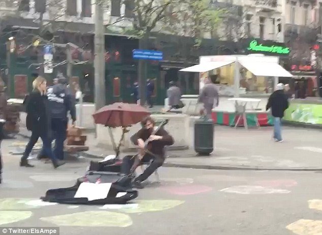  Μια ιδιαίτερη σκηνή από τις «πανικόβλητες» Βρυξέλλες: Πλανόδιος τσελίστας παίζει μουσική  δίπλα σε ένα τεθωρακισμένο του στρατού [εικόνες & βίντεο] | iefimerida.gr 1