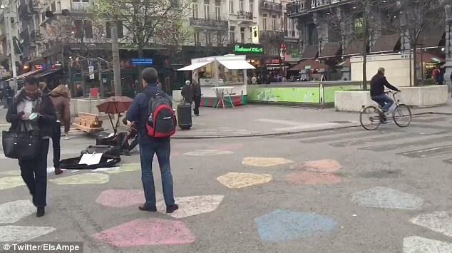  Μια ιδιαίτερη σκηνή από τις «πανικόβλητες» Βρυξέλλες: Πλανόδιος τσελίστας παίζει μουσική  δίπλα σε ένα τεθωρακισμένο του στρατού [εικόνες & βίντεο] | iefimerida.gr 4