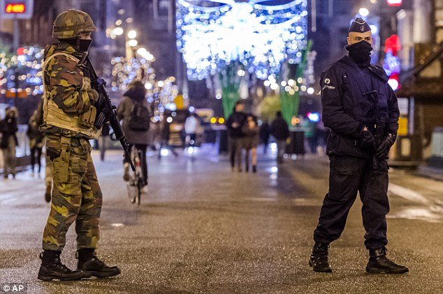  Μια ιδιαίτερη σκηνή από τις «πανικόβλητες» Βρυξέλλες: Πλανόδιος τσελίστας παίζει μουσική  δίπλα σε ένα τεθωρακισμένο του στρατού [εικόνες & βίντεο] | iefimerida.gr 6