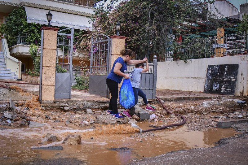 Τα έργα στη Μάνδρα έχουν κολλήσει, λέει η δήμαρχος -Ολα προχωράνε με ρυθμούς-ρεκόρ απαντά η Δούρου | iefimerida.gr 2