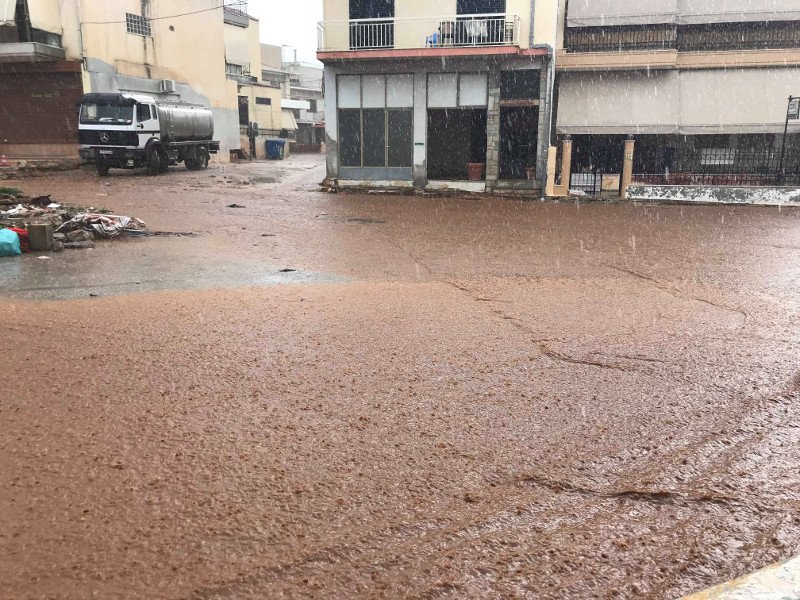 Ξανά ποτάμια οι δρόμοι στην Μάνδρα μέσα σε 10 λεπτά- Βρέχει συνέχεια [εικόνες & βίντεο] | iefimerida.gr 0