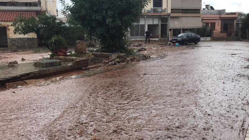 Ξανά ποτάμια οι δρόμοι στην Μάνδρα μέσα σε 10 λεπτά- Βρέχει συνέχεια [εικόνες & βίντεο] | iefimerida.gr 1