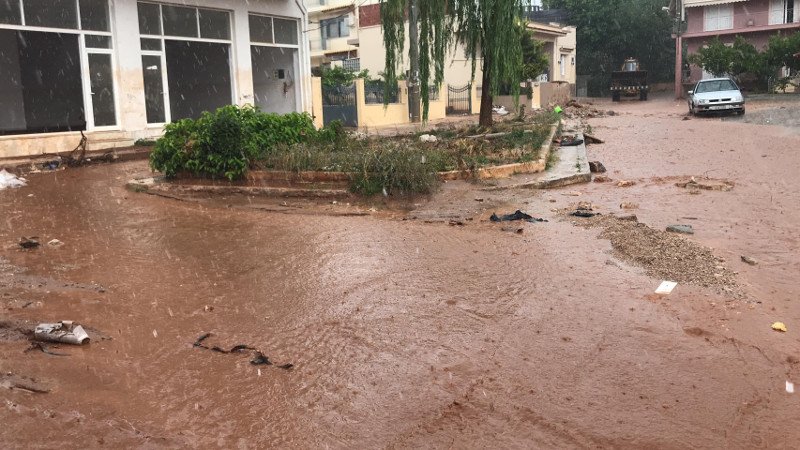 Ξανά ποτάμια οι δρόμοι στην Μάνδρα μέσα σε 10 λεπτά- Βρέχει συνέχεια [εικόνες & βίντεο] | iefimerida.gr 4