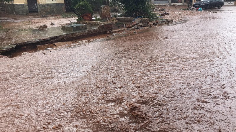 Ξανά ποτάμια οι δρόμοι στην Μάνδρα μέσα σε 10 λεπτά- Βρέχει συνέχεια [εικόνες & βίντεο] | iefimerida.gr 5