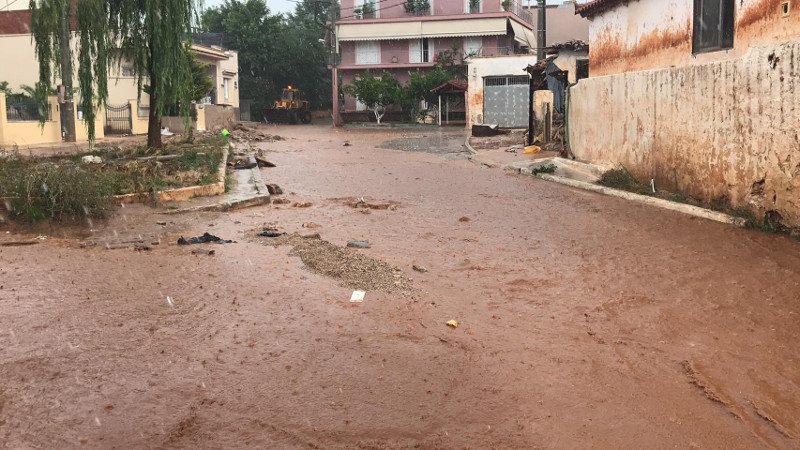 Ξανά ποτάμια οι δρόμοι στην Μάνδρα μέσα σε 10 λεπτά- Βρέχει συνέχεια [εικόνες & βίντεο] | iefimerida.gr 3