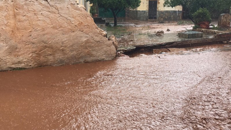 Ξανά ποτάμια οι δρόμοι στην Μάνδρα μέσα σε 10 λεπτά- Βρέχει συνέχεια [εικόνες & βίντεο] | iefimerida.gr 2