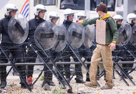 Δεκάδες χιλιάδες διαδήλωσαν στις Βρυξέλλες -Δακρυγόνα, πορτοκάλια και πολύ νερό έξω από τα κτίρια της ΕΕ [εικόνες] | iefimerida.gr 0