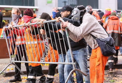 Δεκάδες χιλιάδες διαδήλωσαν στις Βρυξέλλες -Δακρυγόνα, πορτοκάλια και πολύ νερό έξω από τα κτίρια της ΕΕ [εικόνες] | iefimerida.gr 1