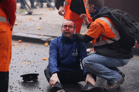 Δεκάδες χιλιάδες διαδήλωσαν στις Βρυξέλλες -Δακρυγόνα, πορτοκάλια και πολύ νερό έξω από τα κτίρια της ΕΕ [εικόνες] | iefimerida.gr 2