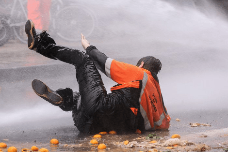 Δεκάδες χιλιάδες διαδήλωσαν στις Βρυξέλλες -Δακρυγόνα, πορτοκάλια και πολύ νερό έξω από τα κτίρια της ΕΕ [εικόνες] | iefimerida.gr 3