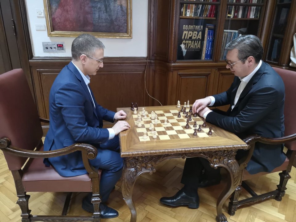 Σερβία: Ο Βούτσιτς έπαιζε... σκάκι, όσο οι διαδηλωτές πολιορκούσαν το προεδρικό μέγαρο [εικόνα] | iefimerida.gr 0