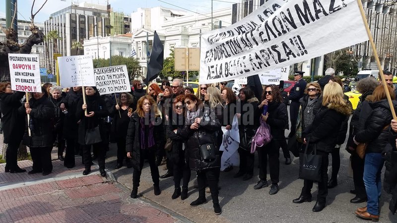 Χήρες του Συλλόγου Θανόντων ΑΞ.Ι.Α. έξω από το υπ. Εργασίας -Πορεία στη Βουλή [εικόνες] | iefimerida.gr 7