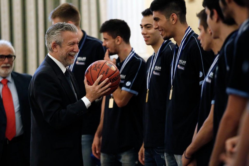 Οι «χρυσοί» έφηβοι του μπάσκετ τιμήθηκαν από τον Πρόεδρο της Δημοκρατίας [εικόνες] | iefimerida.gr 2