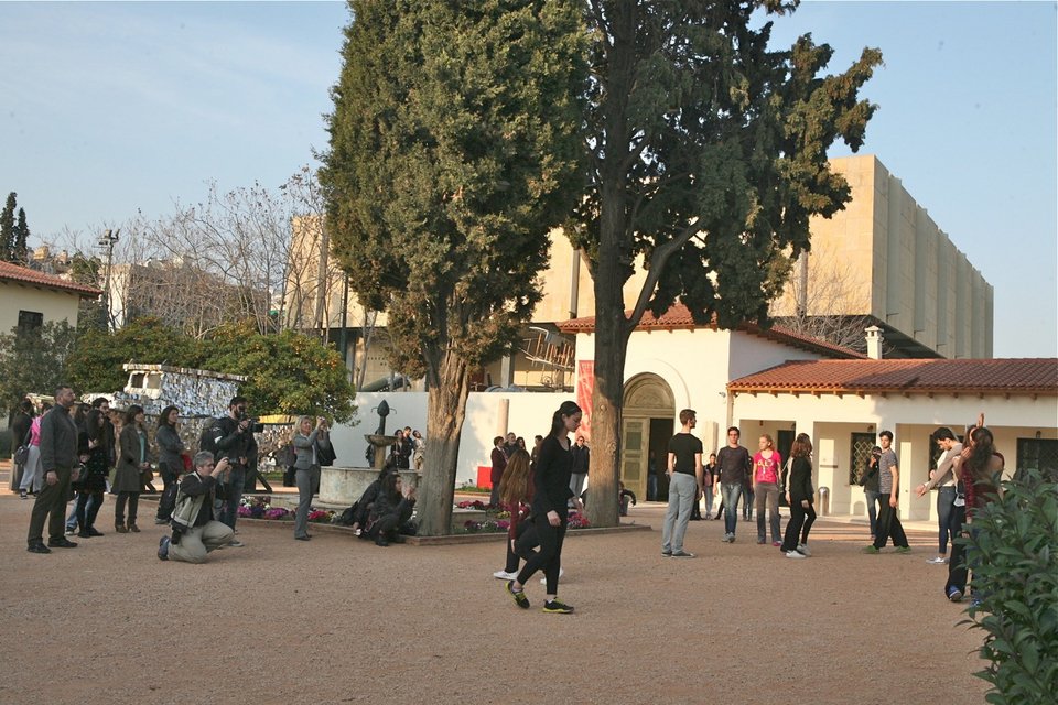 H Λυρική το απόγευμα της Δευτέρας ήταν παντού: Από την Ακρόπολη ως την Πατησίων [εικόνες] | iefimerida.gr 5