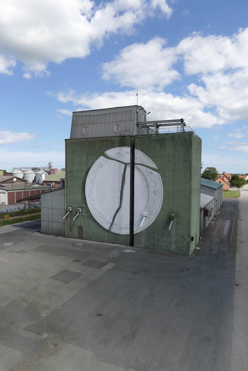 Σπάστε ένα πιάτο για την Ελλάδα: Ισπανοί και Σουηδοί καλλιτέχνες ζωγράφισαν τοίχο για τη χώρα μας [εικόνες] | iefimerida.gr 1