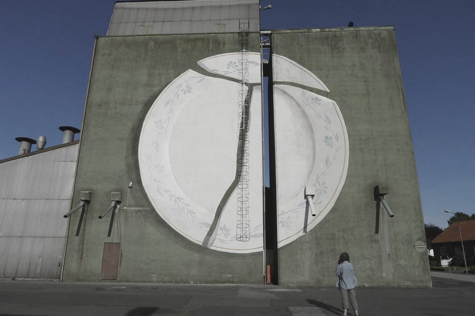 Σπάστε ένα πιάτο για την Ελλάδα: Ισπανοί και Σουηδοί καλλιτέχνες ζωγράφισαν τοίχο για τη χώρα μας [εικόνες] | iefimerida.gr 2