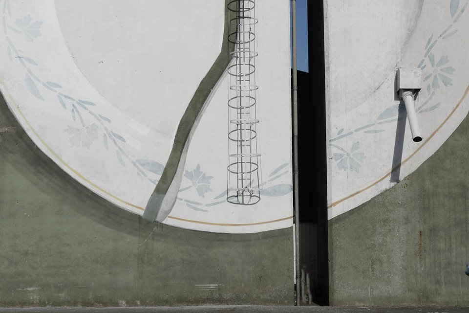 Σπάστε ένα πιάτο για την Ελλάδα: Ισπανοί και Σουηδοί καλλιτέχνες ζωγράφισαν τοίχο για τη χώρα μας [εικόνες] | iefimerida.gr 0