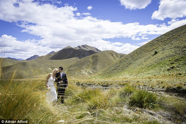 Κλέφτηκαν και τράβηξαν μόνοι τις φωτογραφίες γάμου τους [εικόνες] | iefimerida.gr 8