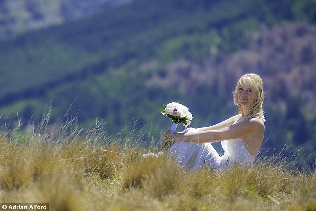 Κλέφτηκαν και τράβηξαν μόνοι τις φωτογραφίες γάμου τους [εικόνες] | iefimerida.gr 7