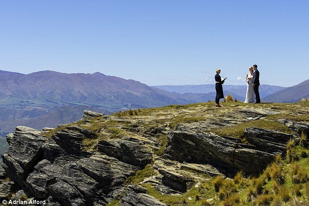 Κλέφτηκαν και τράβηξαν μόνοι τις φωτογραφίες γάμου τους [εικόνες] | iefimerida.gr 3