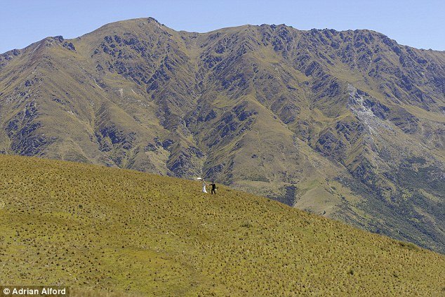 Κλέφτηκαν και τράβηξαν μόνοι τις φωτογραφίες γάμου τους [εικόνες] | iefimerida.gr 0