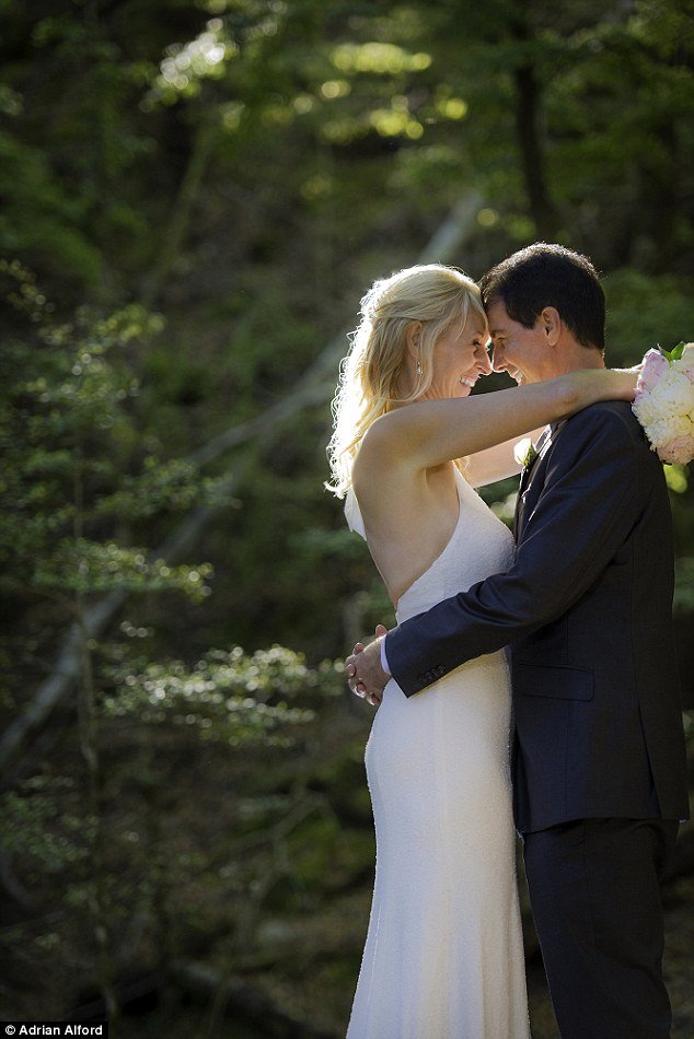 Κλέφτηκαν και τράβηξαν μόνοι τις φωτογραφίες γάμου τους [εικόνες] | iefimerida.gr 6