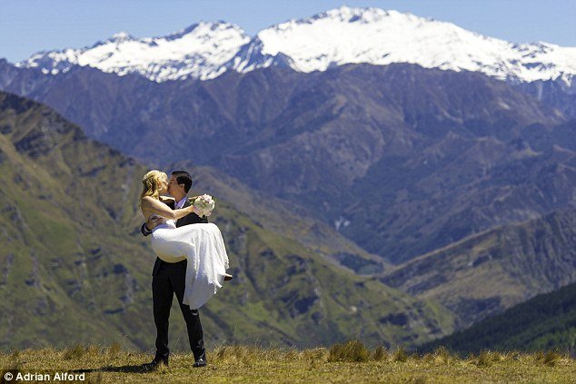 Κλέφτηκαν και τράβηξαν μόνοι τις φωτογραφίες γάμου τους [εικόνες] | iefimerida.gr 9