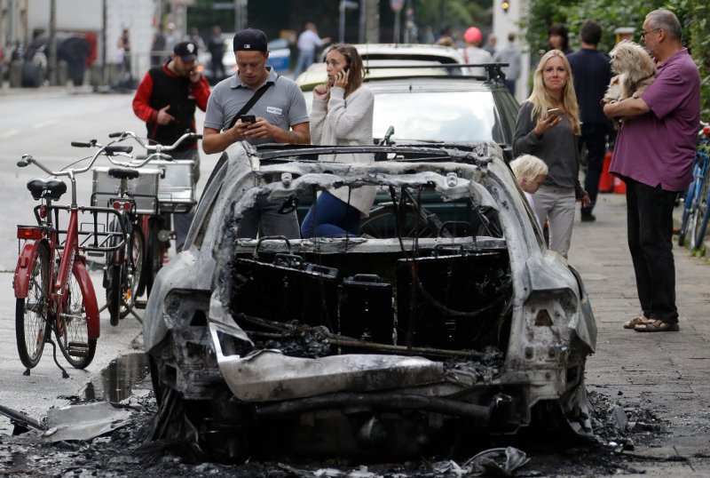 «Εμπόλεμη ζώνη» το Αμβούργο – Αντιεξουσιαστές πυρπόλησαν δεκάδες αυτοκίνητα [εικόνες]  | iefimerida.gr 2