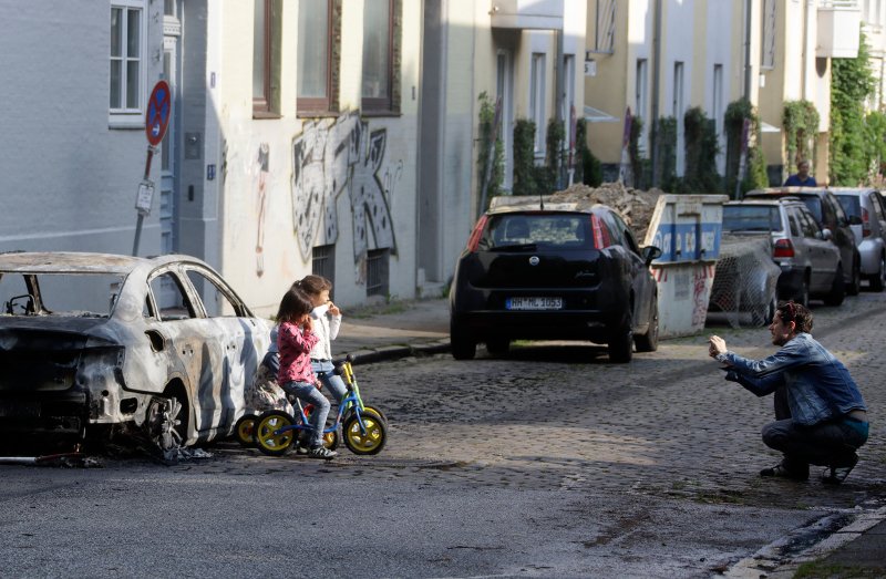 «Εμπόλεμη ζώνη» το Αμβούργο – Αντιεξουσιαστές πυρπόλησαν δεκάδες αυτοκίνητα [εικόνες]  | iefimerida.gr 4