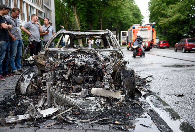«Εμπόλεμη ζώνη» το Αμβούργο – Αντιεξουσιαστές πυρπόλησαν δεκάδες αυτοκίνητα [εικόνες]  | iefimerida.gr 10