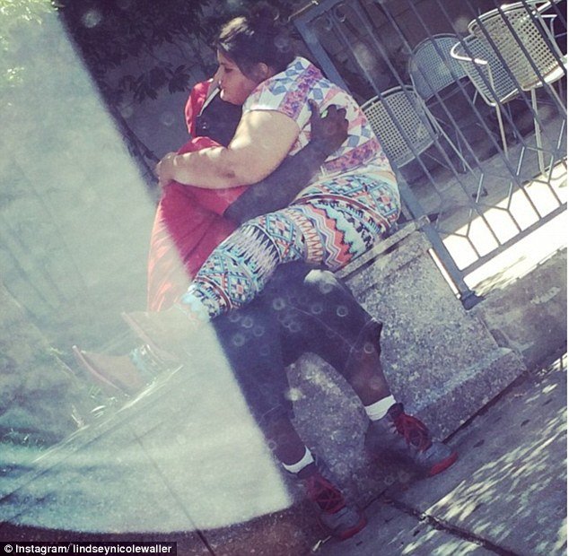 Παραληρεί το Ιντερνετ: Ζευγάρια σε τρυφερές στιγμές σε καφετέριες, πάρκα, μετρό [εικόνες] | iefimerida.gr 11