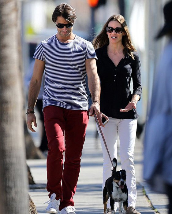 Η Χίλαρι Σουανκ έχει νέο αμόρε που της βγάζει και το σκύλο βόλτα [εικόνα] | iefimerida.gr 0