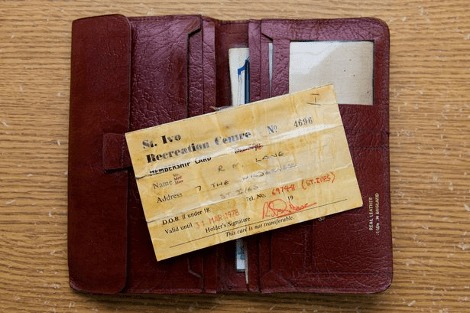 Βρήκε το χαμένο πορτοφόλι του μετά από 35 χρόνια μέσα σε ένα τοίχο [εικόνες] | iefimerida.gr 1