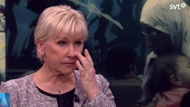 Σουηδή υπουργός ξεσπά σε δάκρυα για το νεκρό προσφυγόπουλο [εικόνες & βίντεο] | iefimerida.gr 1