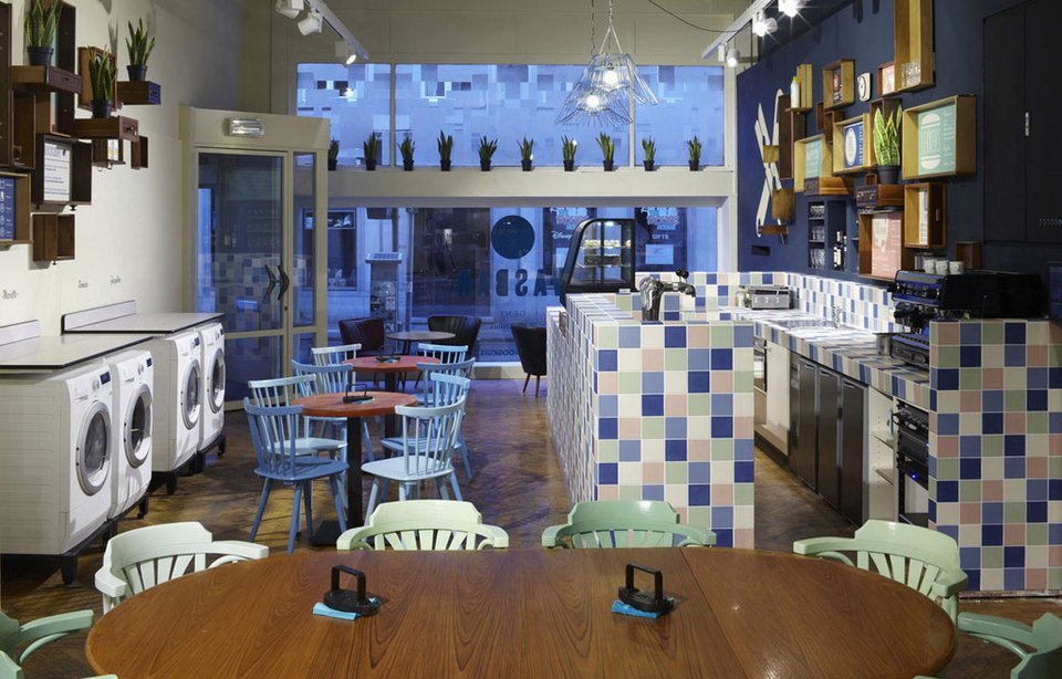 Πρωτότυπο: το δημόσιο πλυντήριο που λειτουργεί και ως μπαρ- κάνει την αναμονή ευχάριστη [εικόνες] | iefimerida.gr 1