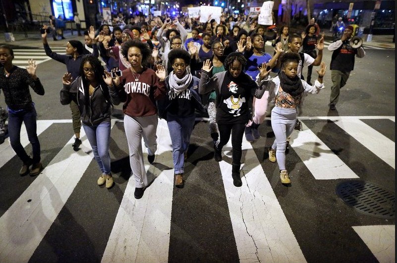 Στις φλόγες οι ΗΠΑ -Χάος μετά την αθώωση του αστυνομικού που σκότωσε τον άοπλο 18χρονο [βίντεο & εικόνες] | iefimerida.gr 13