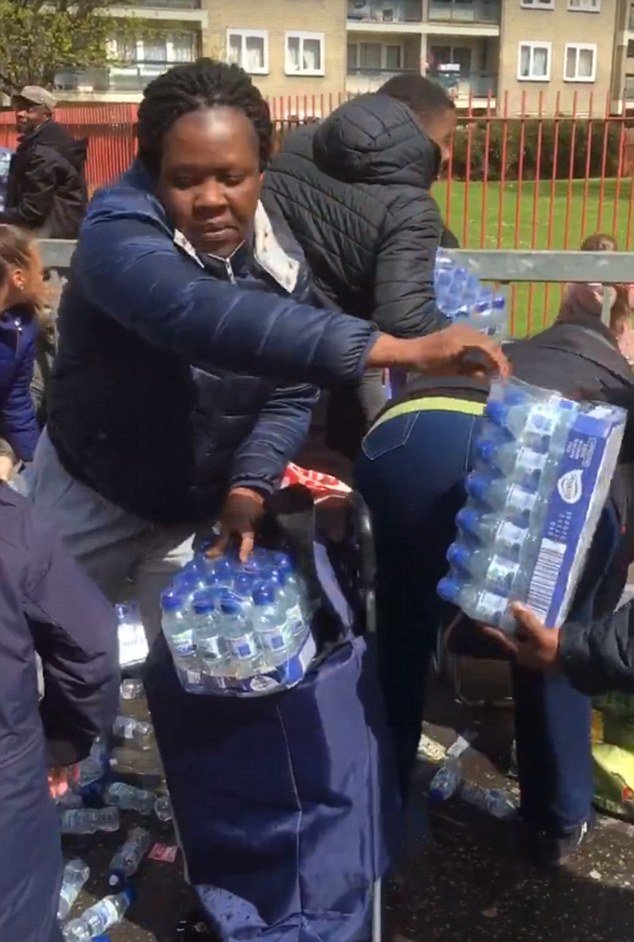 Ασύλληπτες εικόνες στο Μαραθώνιο του Λονδίνου: Εκλεψαν εκατοντάδες μπουκαλάκια με νερό [βίντεο] | iefimerida.gr 7