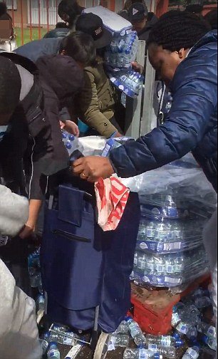 Ασύλληπτες εικόνες στο Μαραθώνιο του Λονδίνου: Εκλεψαν εκατοντάδες μπουκαλάκια με νερό [βίντεο] | iefimerida.gr 5