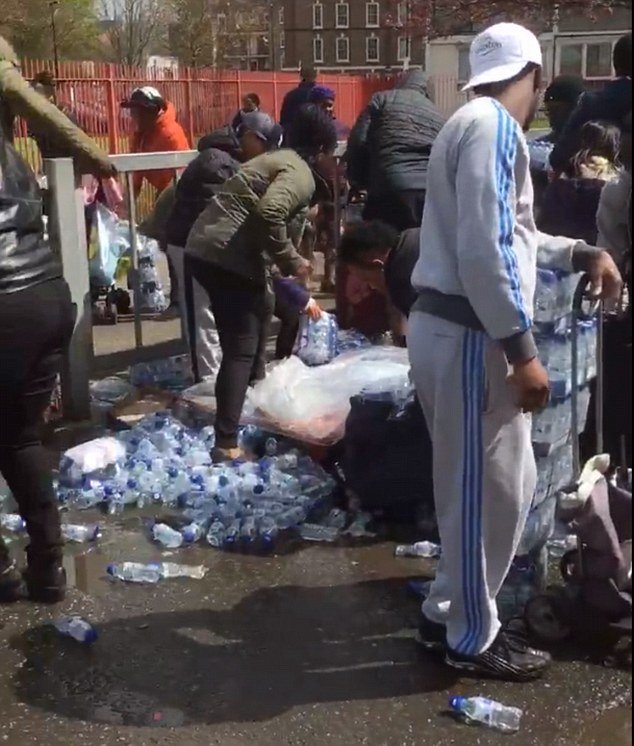 Ασύλληπτες εικόνες στο Μαραθώνιο του Λονδίνου: Εκλεψαν εκατοντάδες μπουκαλάκια με νερό [βίντεο] | iefimerida.gr 9