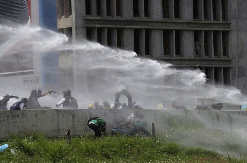 Κλιμακώνεται η εξέγερση στη Βενεζουέλα [εικόνες]  | iefimerida.gr 1