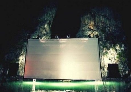 Στην Ταϋλάνδη εγκαινιάσθηκε ο πρώτος... πλωτός κινηματογράφος [εικόνες] | iefimerida.gr 1