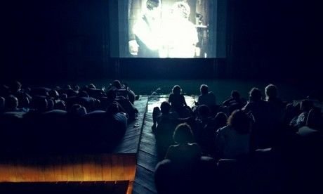 Στην Ταϋλάνδη εγκαινιάσθηκε ο πρώτος... πλωτός κινηματογράφος [εικόνες] | iefimerida.gr 3