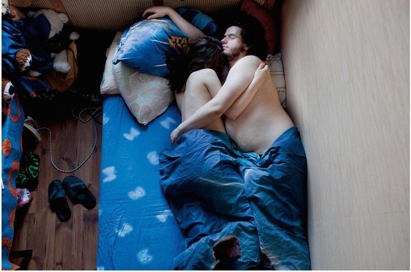 «Περιμένοντας»: Ετσι κοιμούνται τα ζευγάρια όταν περιμένουν παιδί [εικόνες & βίντεο] | iefimerida.gr 9