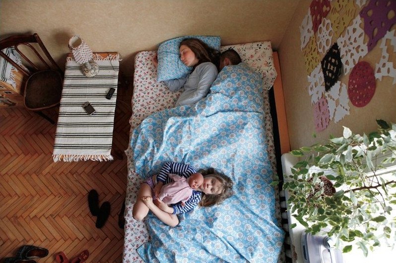 «Περιμένοντας»: Ετσι κοιμούνται τα ζευγάρια όταν περιμένουν παιδί [εικόνες & βίντεο] | iefimerida.gr 2