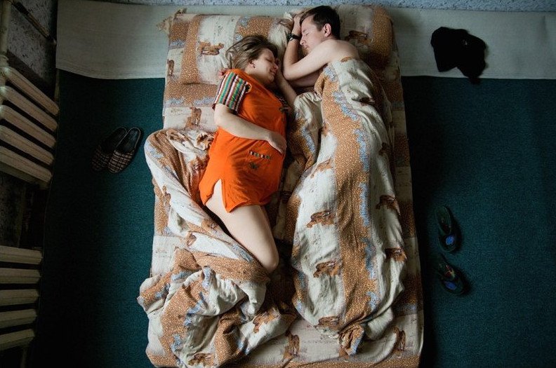 «Περιμένοντας»: Ετσι κοιμούνται τα ζευγάρια όταν περιμένουν παιδί [εικόνες & βίντεο] | iefimerida.gr 5