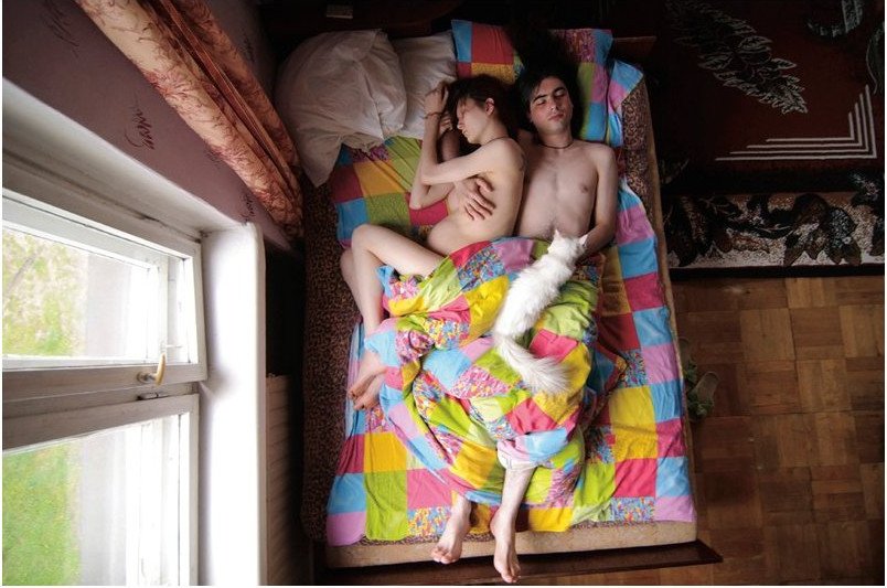 «Περιμένοντας»: Ετσι κοιμούνται τα ζευγάρια όταν περιμένουν παιδί [εικόνες & βίντεο] | iefimerida.gr 6